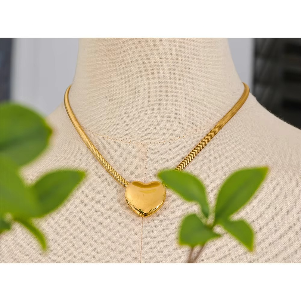 Aarohi Bold Heart Necklace