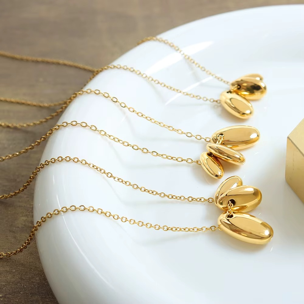 Ela Curve Pendant Necklace