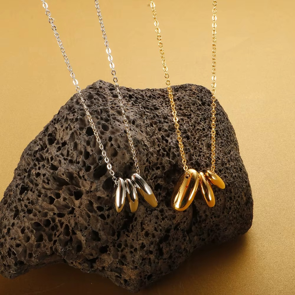 Ela Curve Pendant Necklace