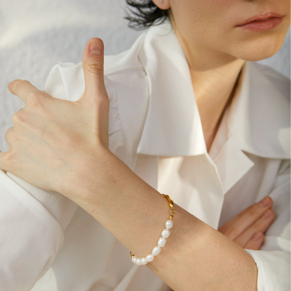 Elira Pearl Gold Curve Bracelet