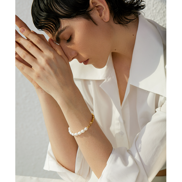 Elira Pearl Gold Curve Bracelet