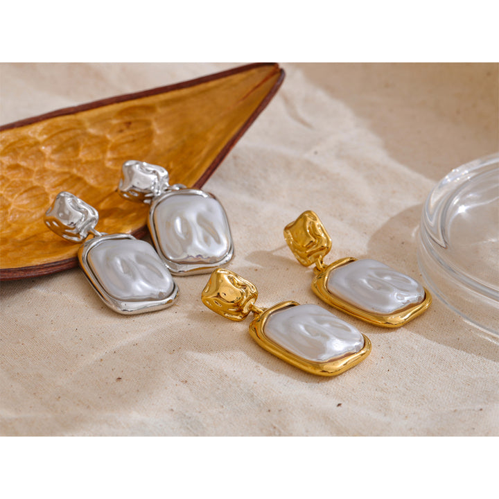 Ishita Sculpted Pearl Earrings