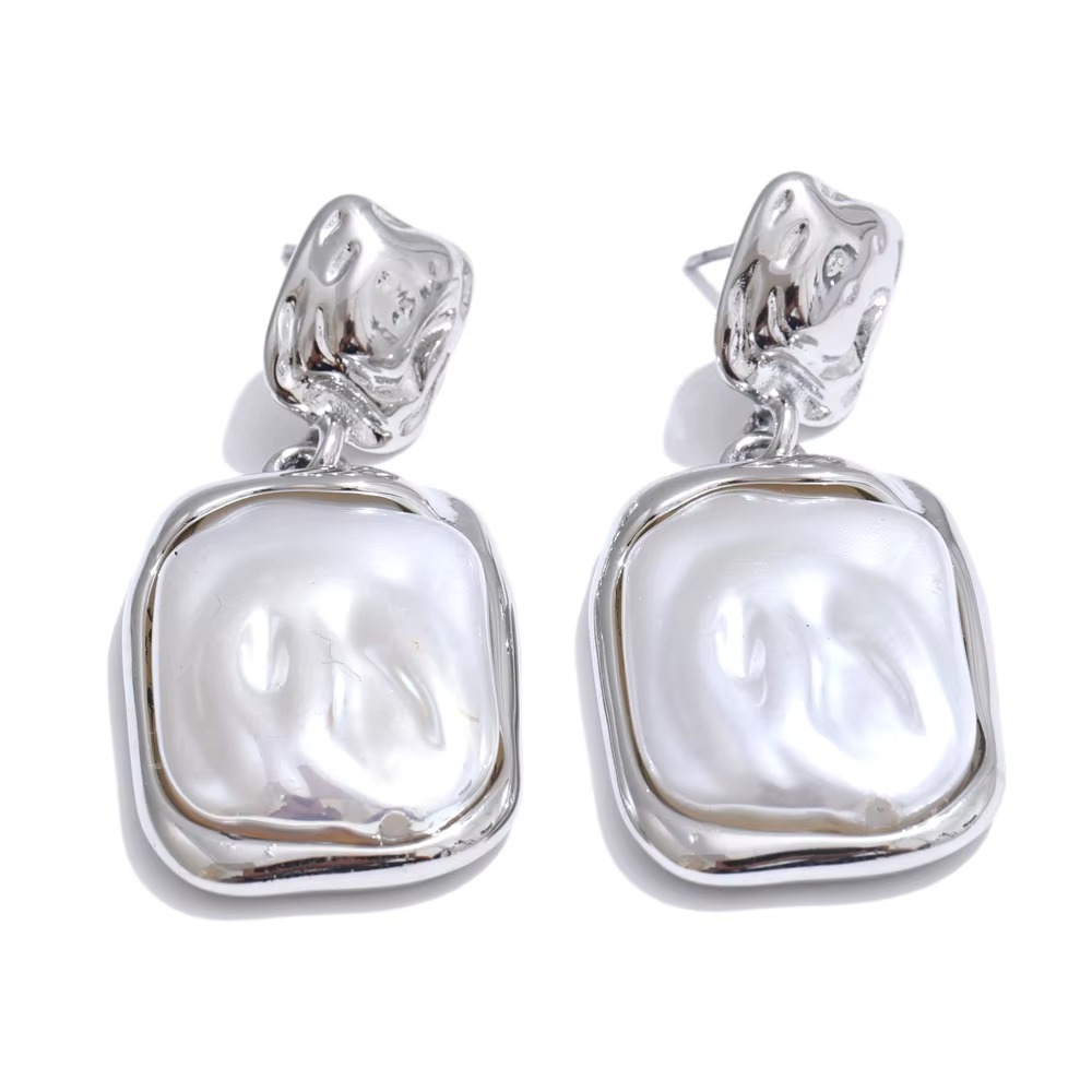 Ishita Sculpted Pearl Earrings