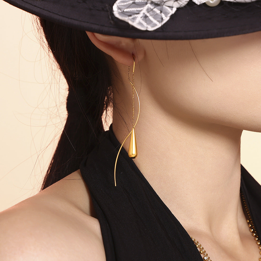Saanvi Thread Curve Earring