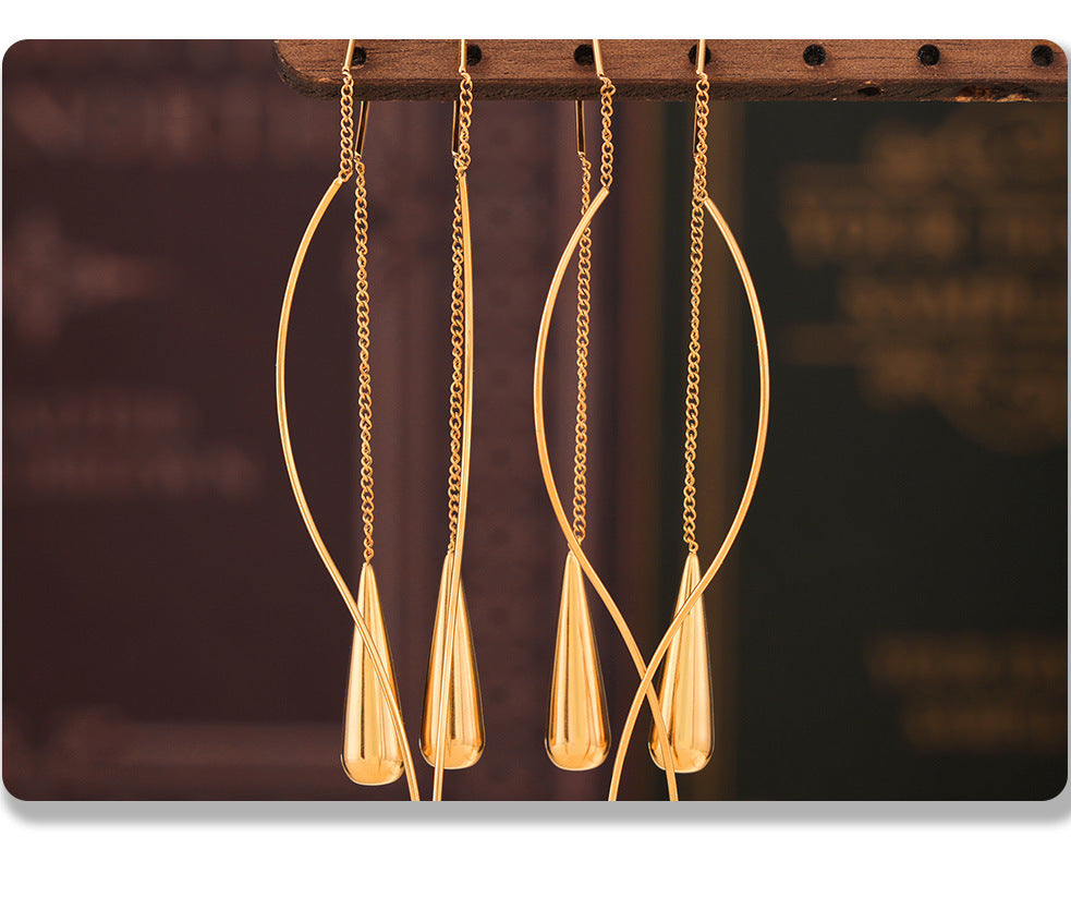 Saanvi Thread Curve Earring