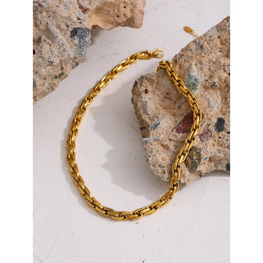 Zaya Bold Chain Necklace