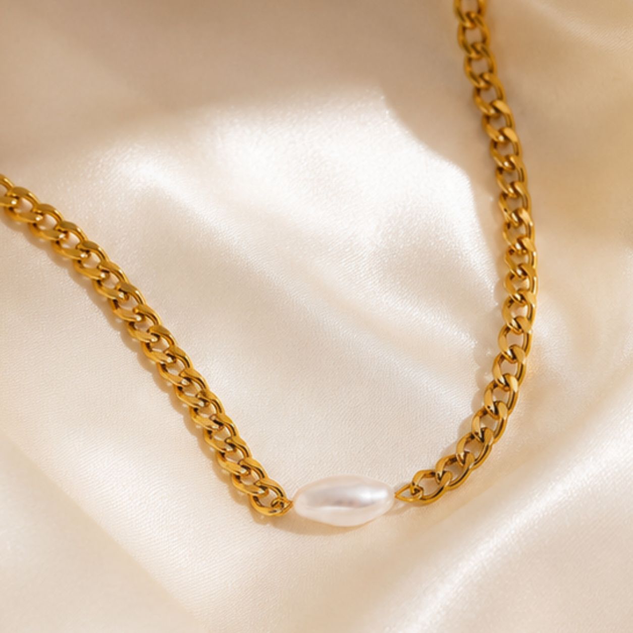 Saanvi Chunky Pearl Chain Necklace