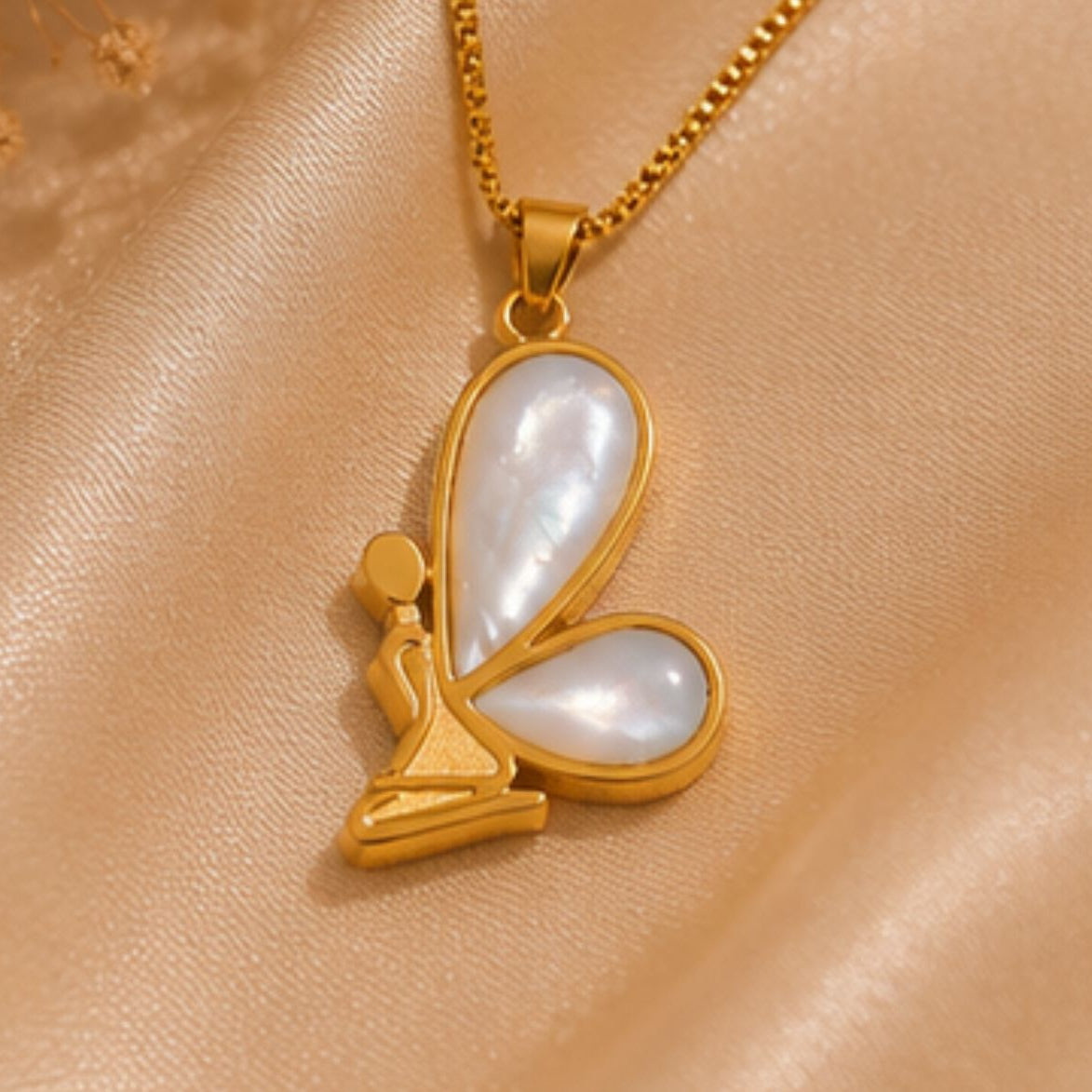 Noor Winged Shell Necklace