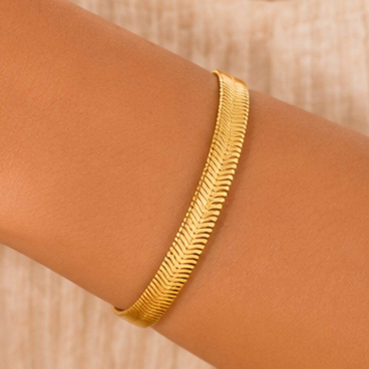 Arya Curve Bracelet