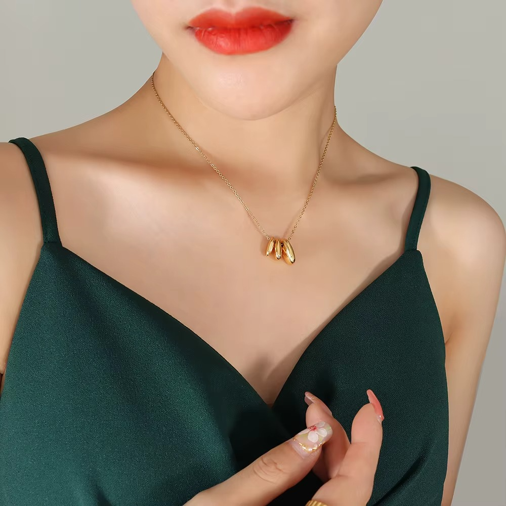 Ela Curve Pendant Necklace